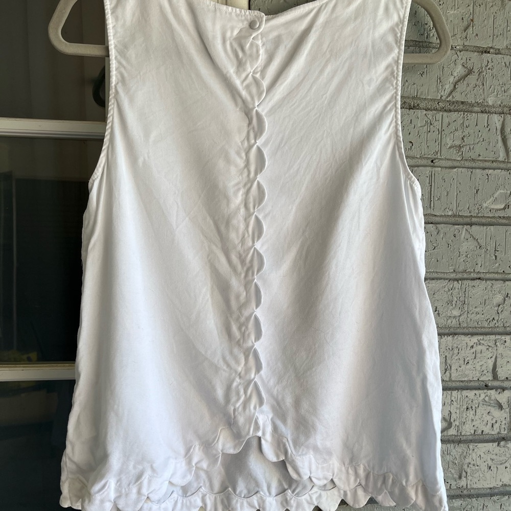 Adorable scalloped tank!